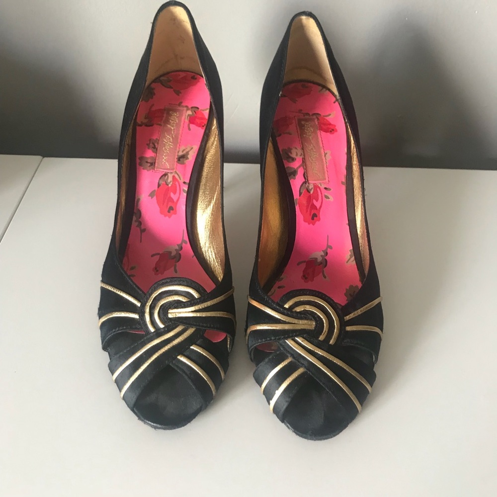 Betsy Johnson black & gold peep toe heels